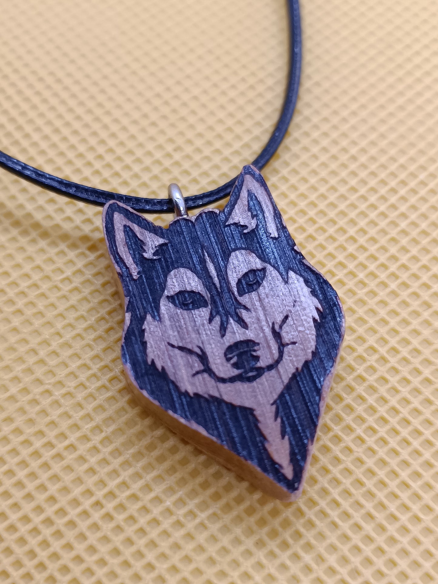 Husky-Halskette aus Holz