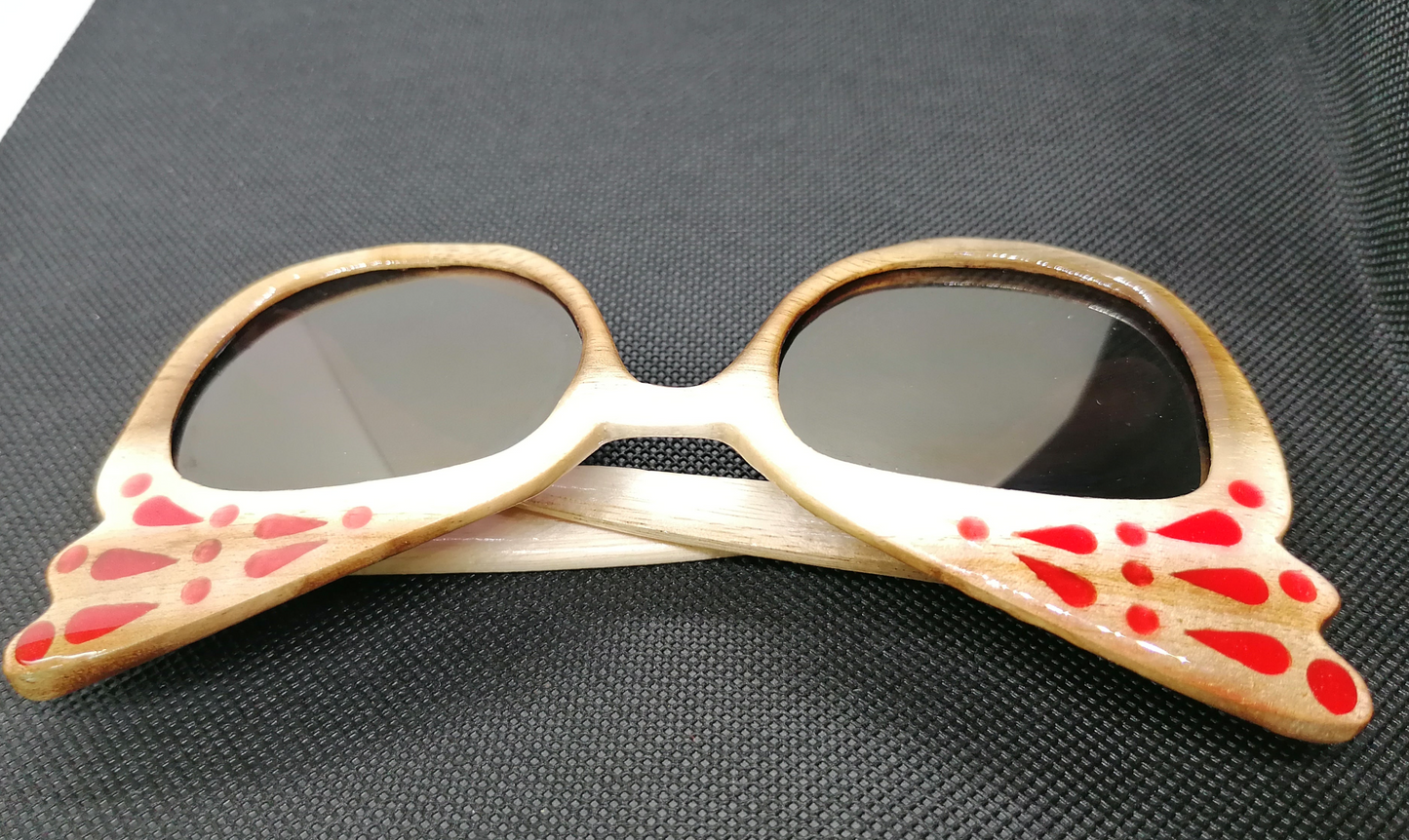 Handgefertigte Sonnenbrille aus Holz in Schmetterlingsform