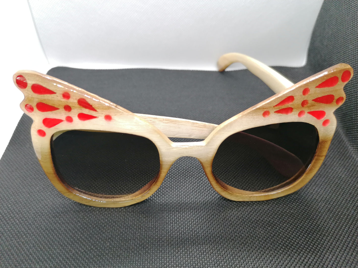 Handgefertigte Sonnenbrille aus Holz in Schmetterlingsform