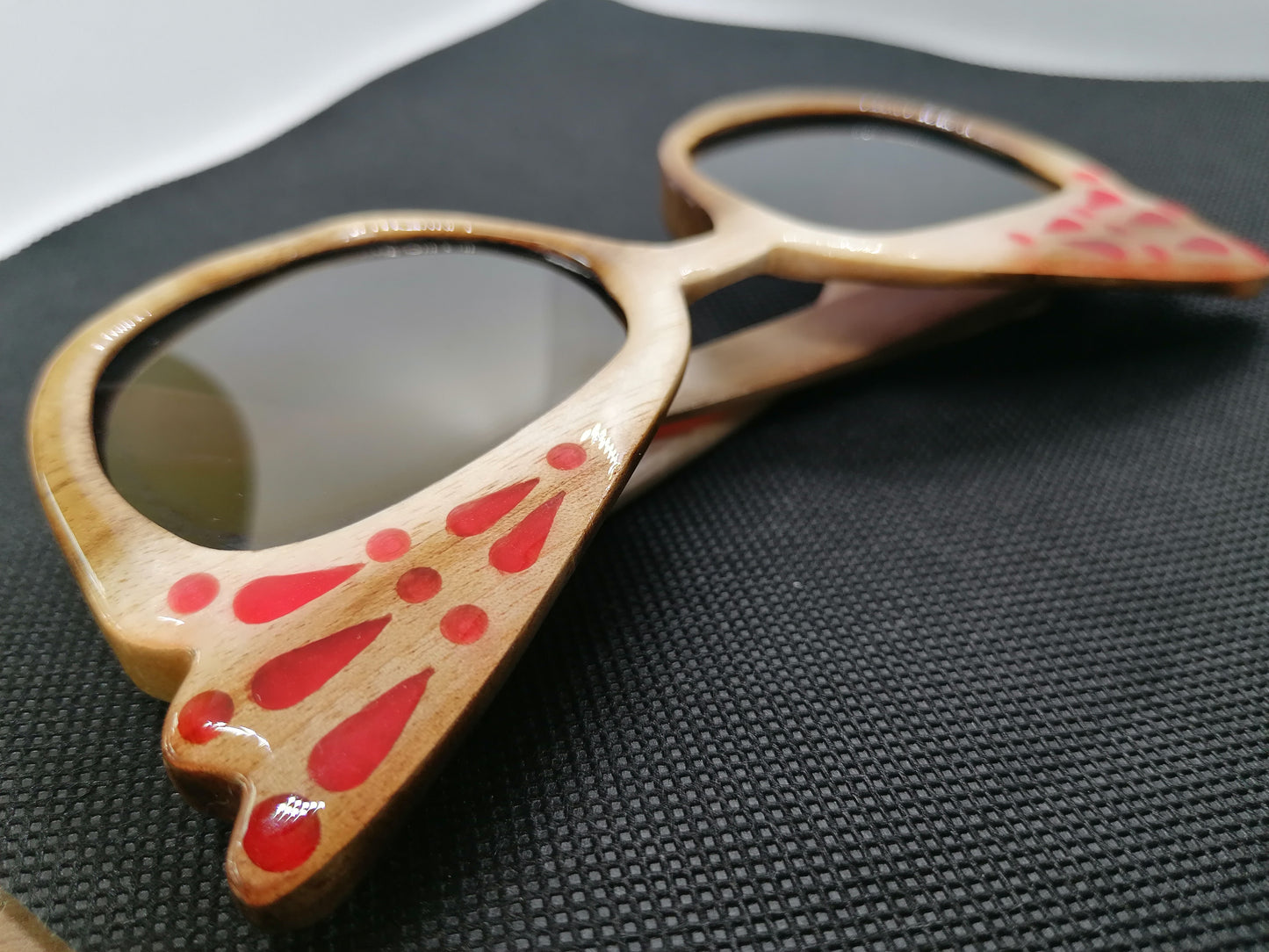 Handgefertigte Sonnenbrille aus Holz in Schmetterlingsform